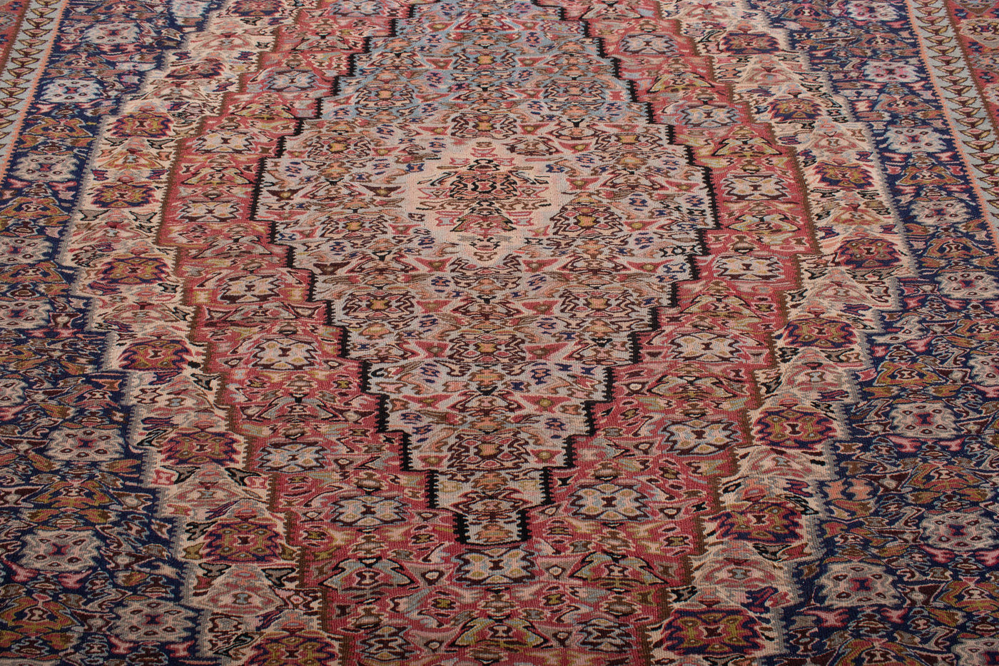 Kelim Seneh Suzani